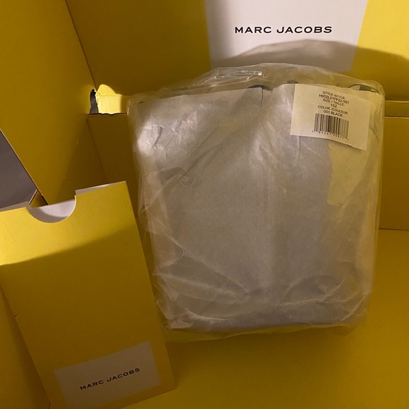 I’m selling a authentic Blk leather Marc Jacob bucket bag.